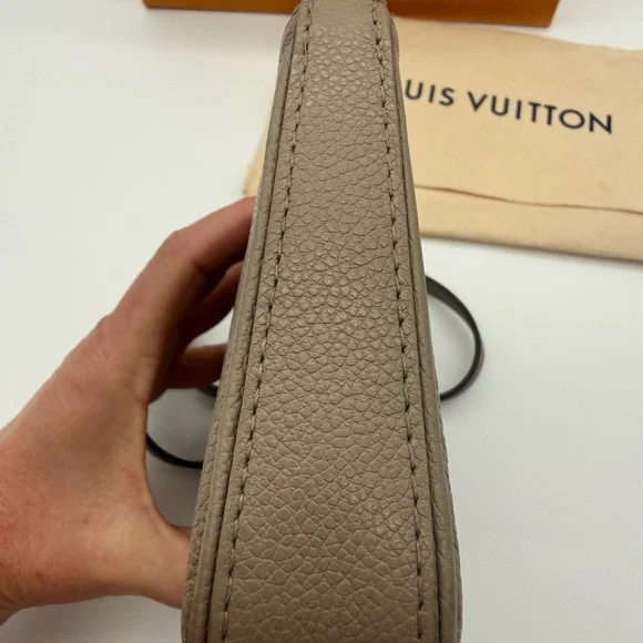 Louis Vuitton Easy Pouch on Strap in Turtle Dove - Picture 11 of 17